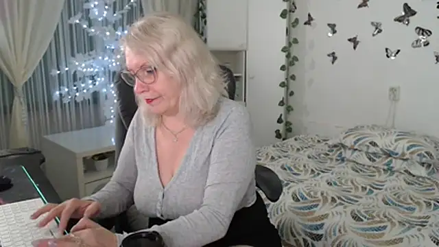 Ghertrude52 online show from April 19, 2026, 4:02 am