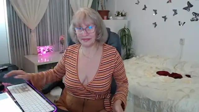 Snapshot of Ghertrude52 chatting on October 18, 2025, 4:14 am Ghertrude52 online show from October 18, 2025, 4:14 am