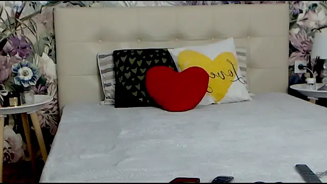 Snapshot of RoseDiamond06 chatting on February 6, 2025, 11:53 am RoseDiamond06 online show from February 6, 2025, 11:53 am