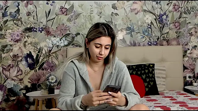 Snapshot of RoseDiamond06 chatting on February 18, 2025, 4:47 pm RoseDiamond06 online show from February 18, 2025, 4:47 pm