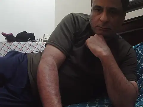 Snapshot of desipapaxxx chatting on February 3, 2026, 6:35 pm desipapaxxx online show from February 3, 2026, 6:35 pm