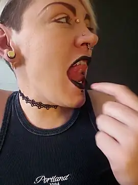 Snapshot of PinkTheHawk chatting on September 18, 2025, 12:57 am PinkTheHawk online show from September 18, 2025, 12:57 am