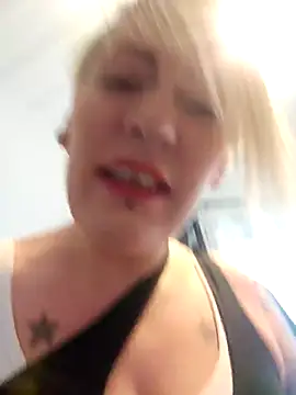 Snapshot of PinkTheHawk chatting on January 11, 2026, 10:16 pm PinkTheHawk online show from January 11, 2026, 10:16 pm