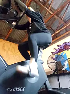 Snapshot of PinkTheHawk chatting on November 16, 2025, 10:57 pm PinkTheHawk online show from November 16, 2025, 10:57 pm