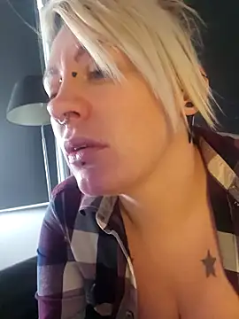 Snapshot of PinkTheHawk chatting on October 5, 2025, 10:22 pm PinkTheHawk online show from October 5, 2025, 10:22 pm