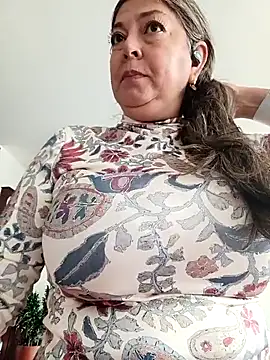 Snapshot of emma_tour chatting on October 2, 2025, 3:37 pm emma tour online show from October 2, 2025, 3:37 pm