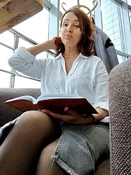 Snapshot of EvaXOAir chatting on October 11, 2025, 4:13 am EvaXOAir online show from October 11, 2025, 4:13 am