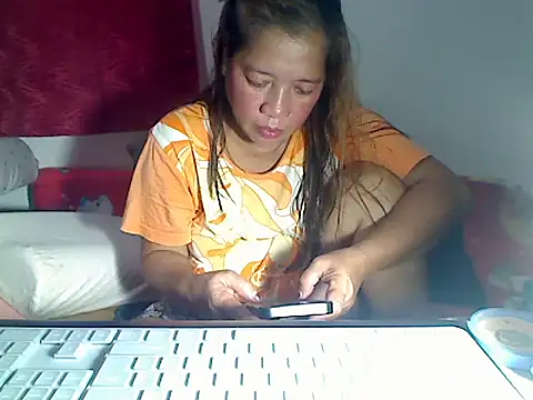 Snapshot of wethornypussy4u chatting on February 22, 2026, 12:02 am wethornypussy4u online show from February 22, 2026, 12:02 am