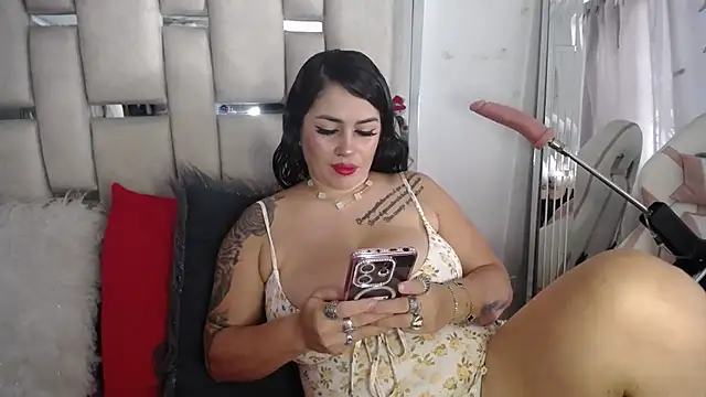 Snapshot of chelaqueen_ chatting on October 10, 2025, 8:42 pm chelaqueen  online show from October 10, 2025, 8:42 pm