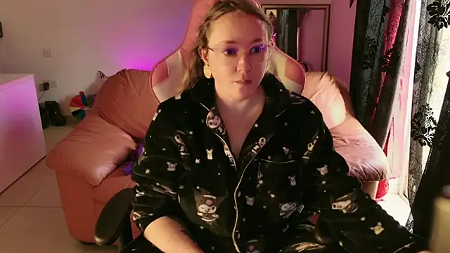kisicaxx online show from February 8, 2025, 1:01 pm
