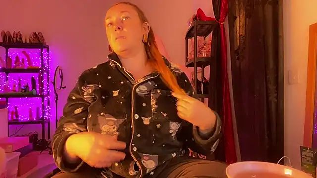 kisicaxx online show from November 24, 2025, 6:30 pm