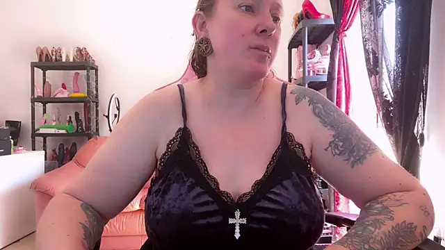 kisicaxx online show from June 5, 2026, 8:31 am