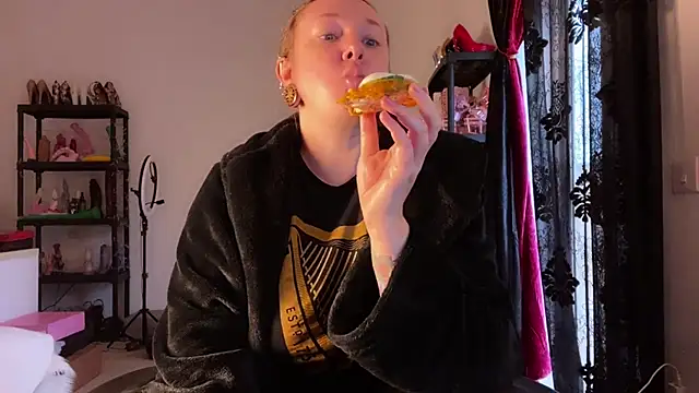 kisicaxx online show from November 26, 2025, 3:23 pm