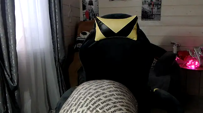 RubiLakros online show from February 10, 2025, 1:44 pm