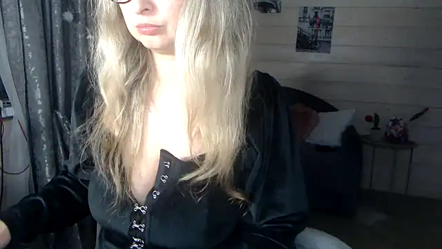 RubiLakros online show from November 24, 2025, 8:20 pm