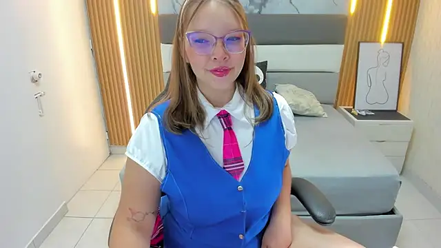 LEYNABRAUN online show from October 31, 2025, 12:57 pm