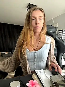 Snapshot of Heidi_Harper chatting on September 25, 2025, 9:48 am Heidi Harper online show from September 25, 2025, 9:48 am
