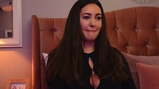 Snapshot of YaaraCollins chatting on October 18, 2025, 6:54 pm YaaraCollins online show from October 18, 2025, 6:54 pm