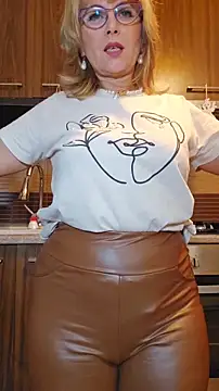 Snapshot of elacoquette chatting on October 28, 2025, 5:23 pm elacoquette online show from October 28, 2025, 5:23 pm