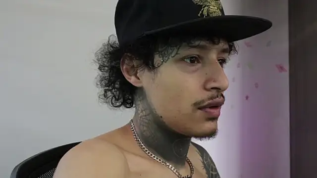 Snapshot of trieone chatting on December 18, 2025, 3:38 pm trieone online show from December 18, 2025, 3:38 pm