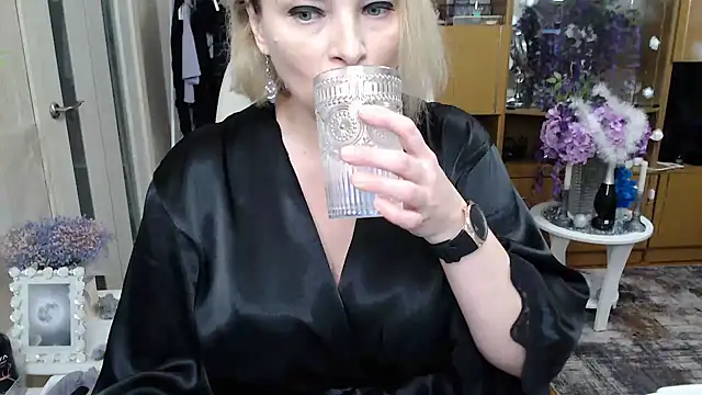 Snapshot of Mika_Passion chatting on December 21, 2025, 10:39 am Mika Passion online show from December 21, 2025, 10:39 am