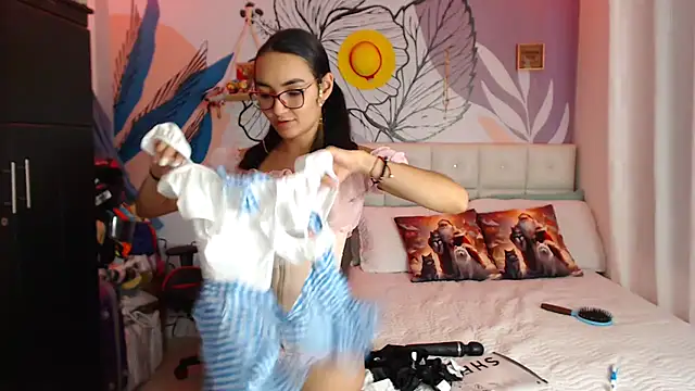 Snapshot of LinzyBaner chatting on December 17, 2024, 12:56 am LinzyBaner online show from December 17, 2024, 12:56 am