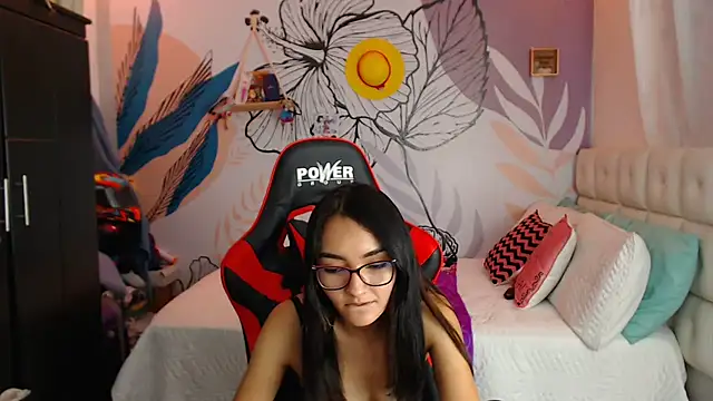 Snapshot of LinzyBaner chatting on February 6, 2025, 11:37 pm LinzyBaner online show from February 6, 2025, 11:37 pm