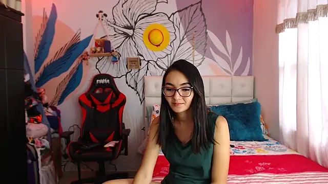 Snapshot of LinzyBaner chatting on December 2, 2024, 9:45 pm LinzyBaner online show from December 2, 2024, 9:45 pm