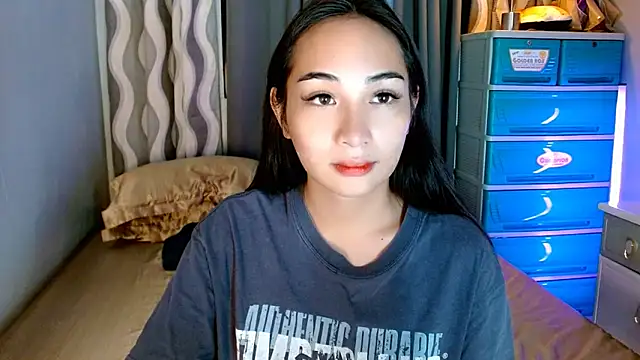Snapshot of SweetLilly_18 chatting on June 4, 2026, 5:45 am SweetLilly 18 online show from June 4, 2026, 5:45 am