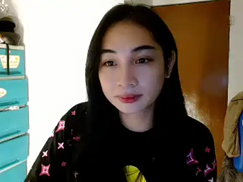 SweetLilly 18 online show from January 8, 2025, 5:48 pm