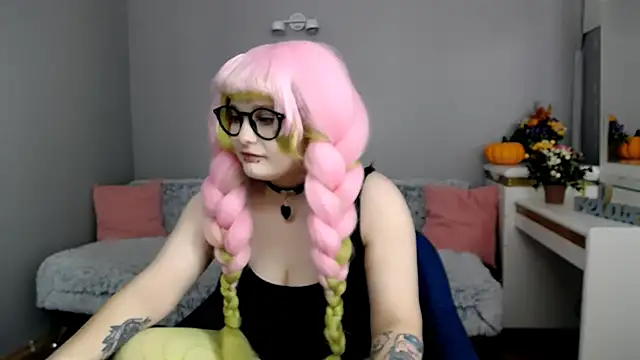 Estheri online show from November 25, 2025, 7:19 am