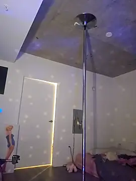 Snapshot of NikiFm chatting on October 15, 2025, 9:28 am NikiFm online show from October 15, 2025, 9:28 am