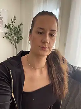 Snapshot of EllaMae chatting on March 22, 2025, 9:34 am EllaMae online show from March 22, 2025, 9:34 am