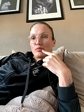 Snapshot of denisestar10 chatting on October 30, 2025, 12:14 pm denisestar10 online show from October 30, 2025, 12:14 pm