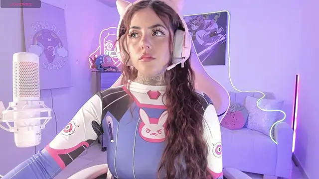 cute catlyn online show from November 27, 2025, 4:51 pm