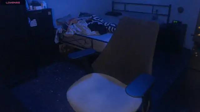 Snapshot of SexxxyLouis chatting on October 17, 2025, 7:44 am SexxxyLouis online show from October 17, 2025, 7:44 am