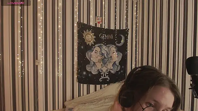  Hanna Moon  online show from October 7, 2025, 6:31 pm