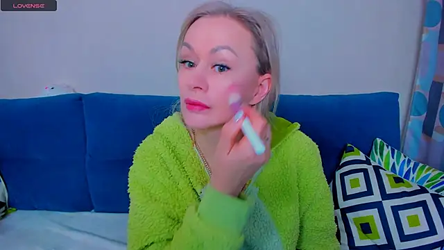 Snapshot of EllenMoore chatting on September 26, 2025, 3:13 am EllenMoore online show from September 26, 2025, 3:13 am