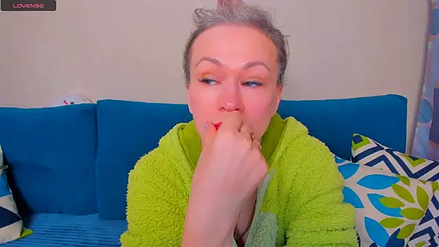 Snapshot of EllenMoore chatting on October 24, 2025, 3:05 am EllenMoore online show from October 24, 2025, 3:05 am