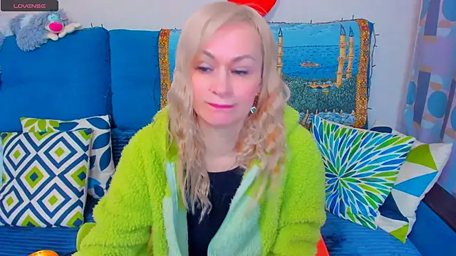 EllenMoore online show from December 17, 2024, 2:33 am