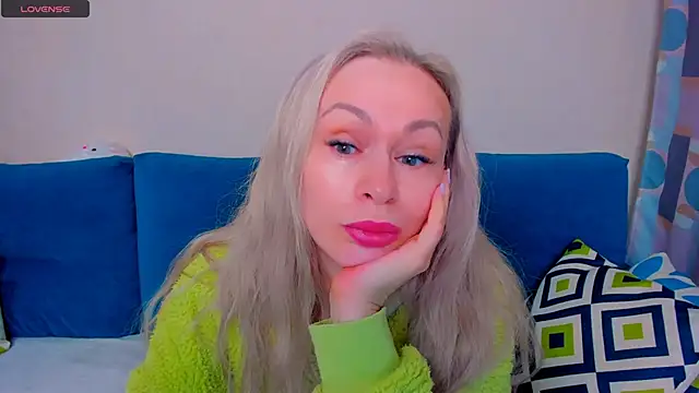 Snapshot of EllenMoore chatting on October 1, 2025, 3:11 am EllenMoore online show from October 1, 2025, 3:11 am