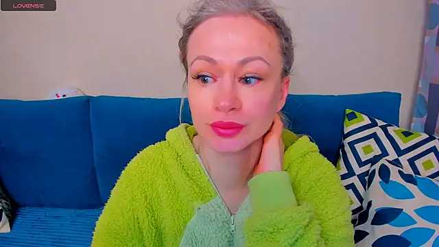 Snapshot of EllenMoore chatting on October 13, 2025, 3:08 am EllenMoore online show from October 13, 2025, 3:08 am