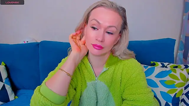 Snapshot of EllenMoore chatting on October 17, 2025, 3:10 am EllenMoore online show from October 17, 2025, 3:10 am