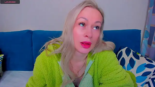 Snapshot of EllenMoore chatting on October 4, 2025, 3:08 am EllenMoore online show from October 4, 2025, 3:08 am