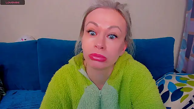 Snapshot of EllenMoore chatting on October 10, 2025, 3:07 am EllenMoore online show from October 10, 2025, 3:07 am