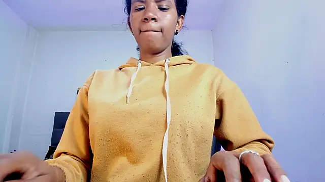 Snapshot of Ellie_Alves chatting on October 6, 2025, 1:45 pm Ellie Alves online show from October 6, 2025, 1:45 pm