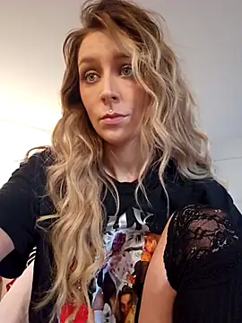 Snapshot of LilyOrion chatting on October 23, 2025, 5:44 pm LilyOrion online show from October 23, 2025, 5:44 pm