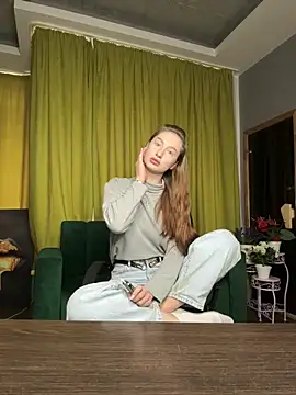 AlicaFoxis  online show from April 19, 2026, 5:41 am