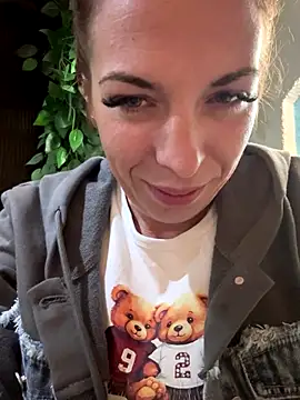 Snapshot of Almmaxxxx chatting on September 17, 2025, 5:26 pm Almmaxxxx online show from September 17, 2025, 5:26 pm