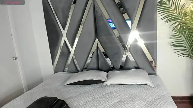 alessandra wells online show from October 6, 2025, 11:11 am